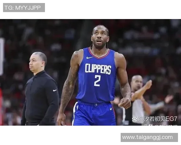 足球明星现身篮网主场观看比赛引发球迷热议与激情欢呼