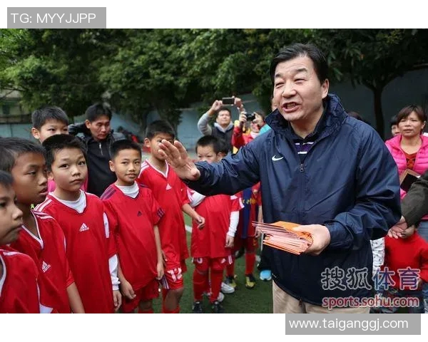 明星亲自上阵打篮球展现运动魅力与个人风采的精彩瞬间